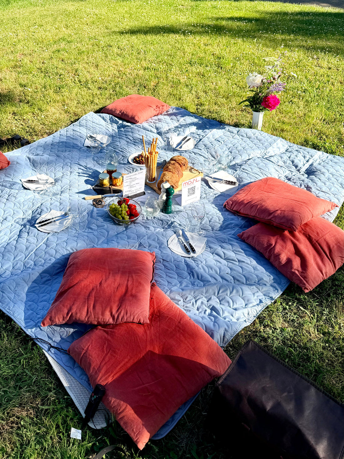 sunset sip Picknick mit Wein und Gläsern bei einem MOS:L Event an der Mosel