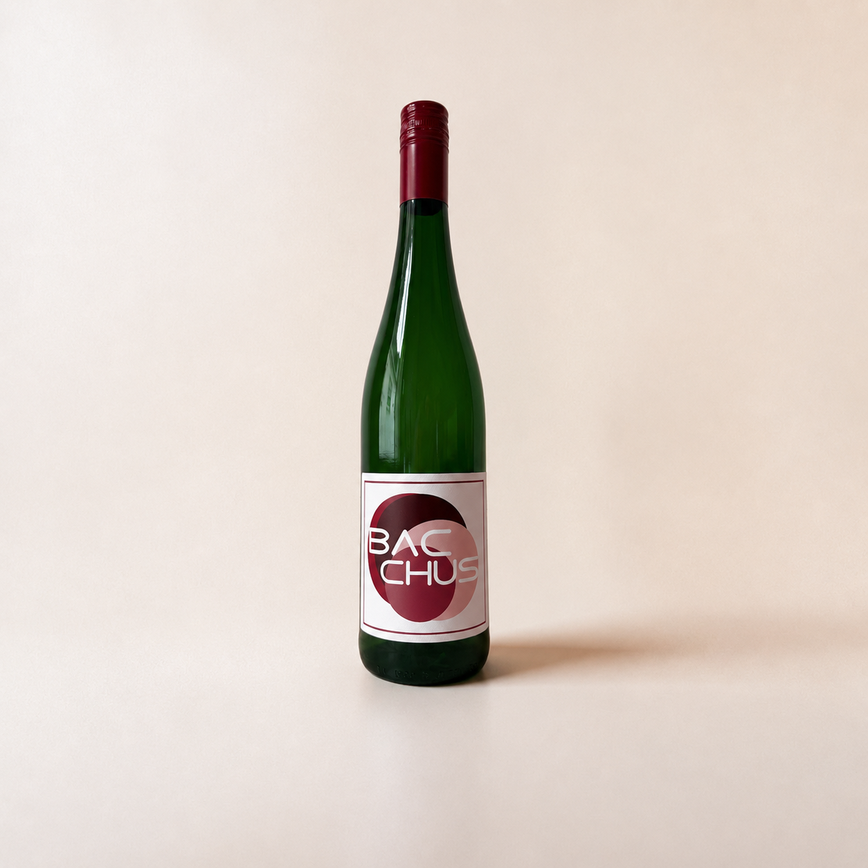 Grüne Weinflasche des 2025 Bacchus lieblich mit roter Kapsel und modernem Bacchus-Etikett vor hellem, beigefarbenem Hintergrund.