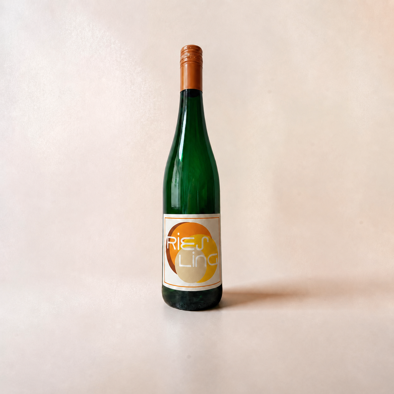 Grüne Weinflasche mit kupferfarbener Kapsel und modernem Riesling-Etikett – 2025 Riesling trocken vom Weingut Simon Müller an der Mosel.