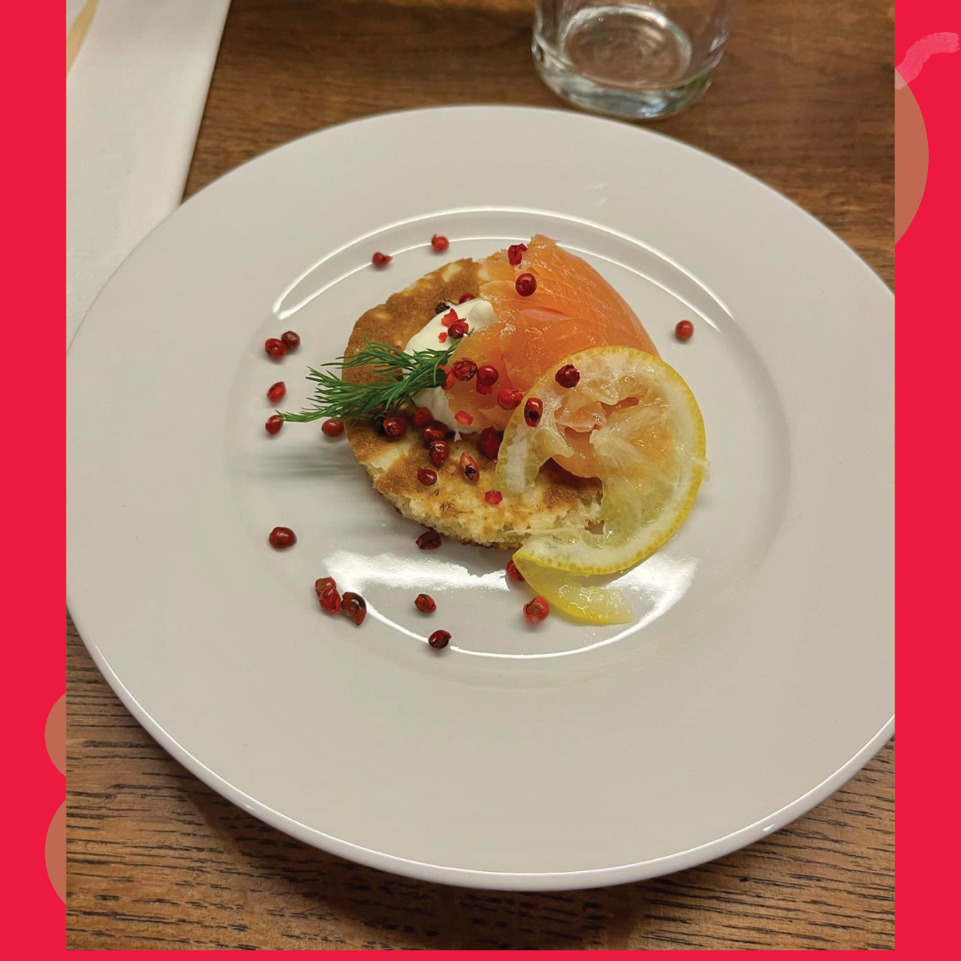 Kleiner Teller mit Lachs, Zitrone, Dill und rosa Pfeffer als Food Pairing bei einer Rebenreise Mosel Weinprobe von MOS:L.
